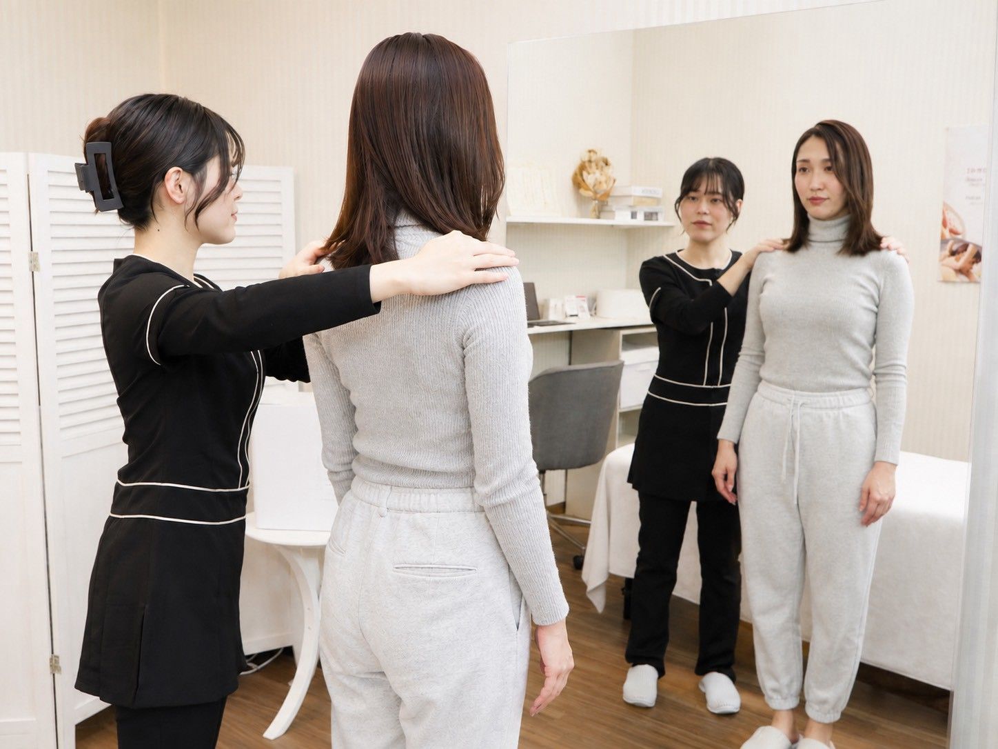 立ち姿を横から確認している様子