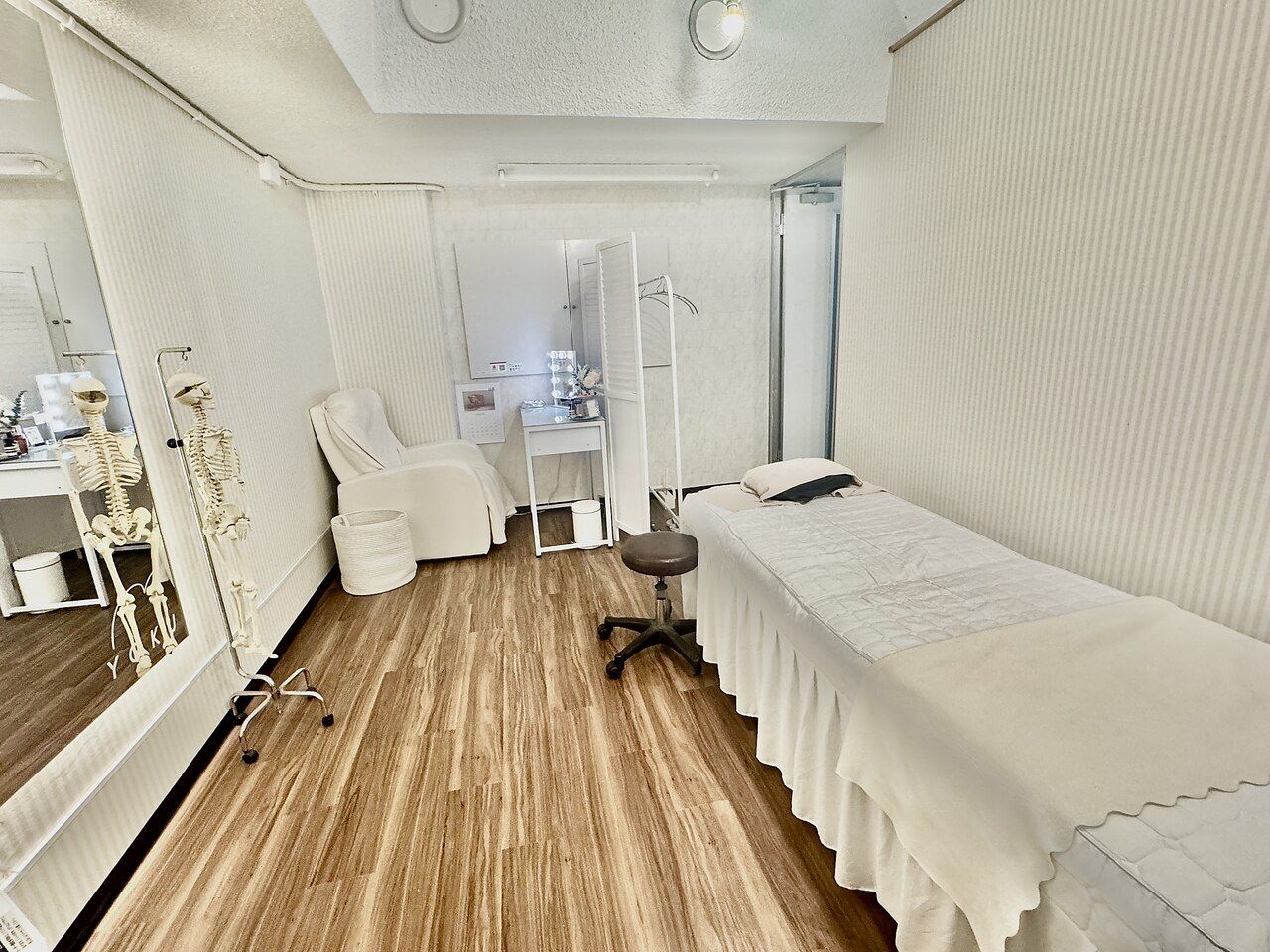 施術ベッドのある個室の店内